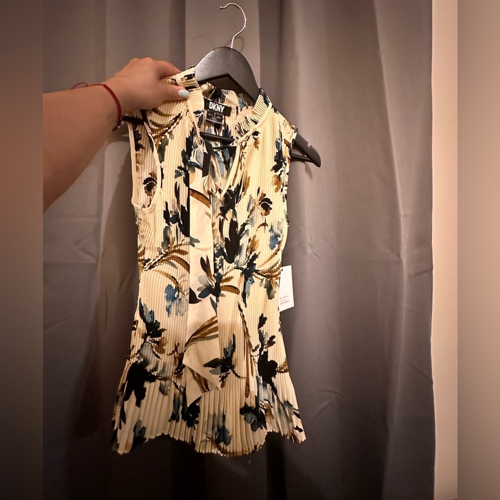 Gorgeous spring summer top , size small, DKNY new